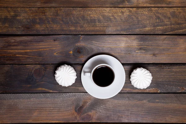 Chávena branca de café com dois marshmallow branco — Fotografia de Stock