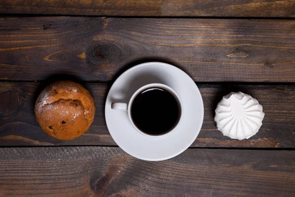 Xícara branca de café quente e marshmallows brancos e cupcakes — Fotografia de Stock