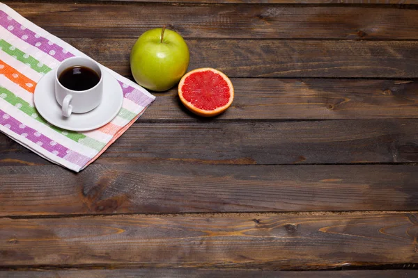 Café em xícara branca com maçã verde e toranja fatiada — Fotografia de Stock