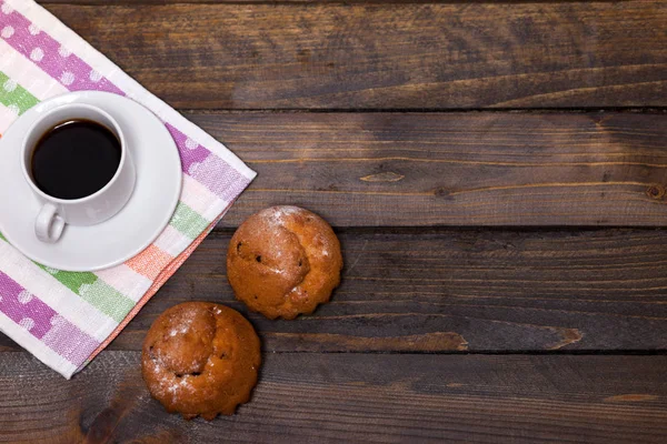 Café em xícara branca com dois cupcakes — Fotografia de Stock