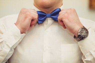 Adam, beyaz gömlek damat silah kelebeği düzeltir