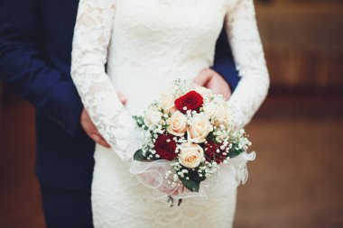 Damat, düğününde buket tutan gelin kucaklıyor