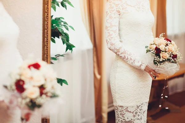 Beautiful bride in white wedding dress holding bouquet — Stock Photo, Image