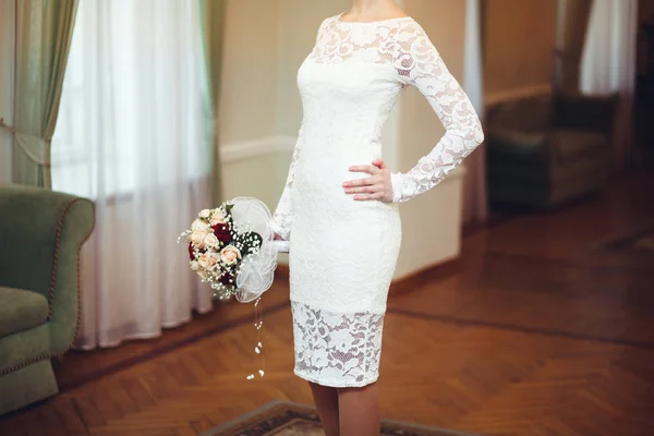 Belle mariée en robe de mariée blanche tenant bouquet — Photo