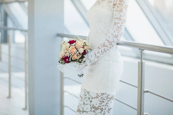 Beautiful bride in white wedding dress holding bouquet — Stock Photo, Image