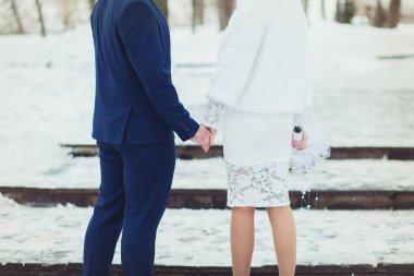 Gelin ve damat ile buket yavaşça düğün, kışın yakın çekim ellerimden tutacak