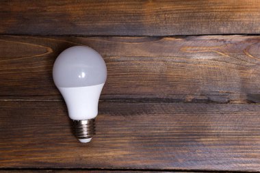Beyaz Led ampul ahşap arka plan üzerinde