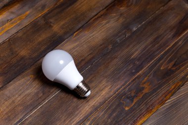 Beyaz Led ampul ahşap arka plan üzerinde