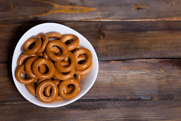 Panecillos rusos, pan en un plato blanco sobre fondo de madera —  Fotos de Stock