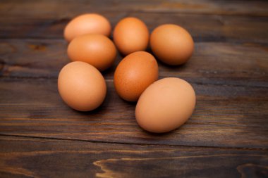 Bir doğal ahşap arka plan üzerinde kapalı, taze tavuk yumurta