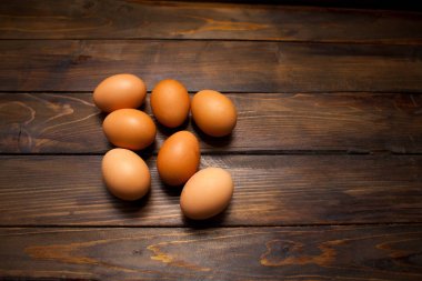 Bir doğal ahşap arka plan üzerinde kapalı, taze tavuk yumurta