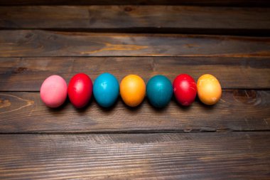 Kapalı, içinde renkli farklı parlak renkler tavuk yumurta Paskalya doğal ahşap zemin üzerinde tatil için