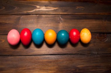 Kapalı, içinde renkli farklı parlak renkler tavuk yumurta Paskalya doğal ahşap zemin üzerinde tatil için