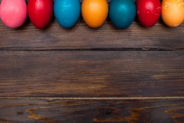 Kapalı, içinde renkli farklı parlak renkler tavuk yumurta Paskalya doğal ahşap zemin üzerinde tatil için