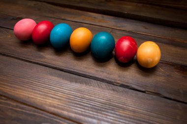 Kapalı, içinde renkli farklı parlak renkler tavuk yumurta Paskalya doğal ahşap zemin üzerinde tatil için