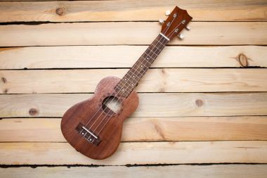 Hawaiian dört telli gitar gitar ahşap arka plan üzerinde