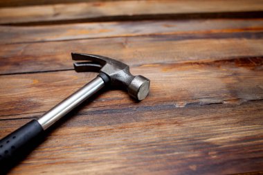 Ahşap arka plan demir çekiç. Üstten Görünüm