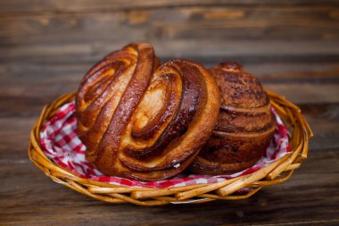 Hasır sepet ahşap arka plan üzerinde lezzetli, taze simit