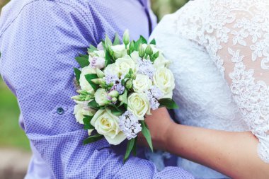 Düğünde tutan bir gelin buketi gelin damat kucaklayan