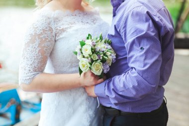 Düğünde tutan bir gelin buketi gelin damat kucaklayan