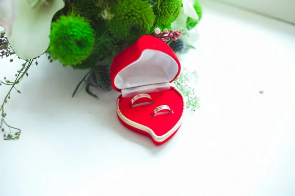 Прекрасный свадебный букет невесты с кольцами в красной коробке на белом фоне — стоковое фото