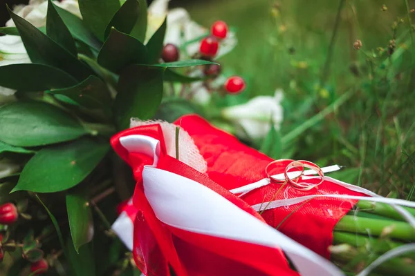 Yakın çekim yaz yeşil çim üzerinde gelin düğün buket güzel altın alyans