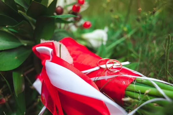 Yakın çekim yaz yeşil çim üzerinde gelin düğün buket güzel altın alyans