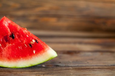 Kırmızı karpuz ahşap arka plan üzerinde. Dilim karpuz çilek