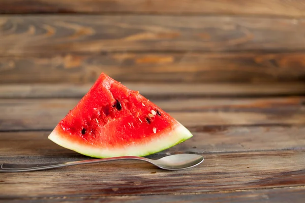 Kırmızı karpuz ahşap arka plan üzerinde. Dilim karpuz çilek bir kaşık ile
