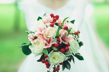 Güzel gelin buketi holding beyaz gelinlik