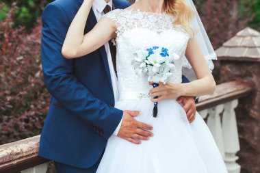 Düğünde tutan bir gelin buketi gelin damat kucaklayan