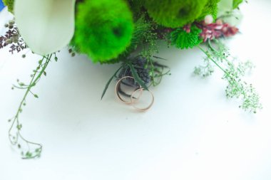 Güzel gelin buketi beyaz zemin üzerine altın yüzük ile bir gelin