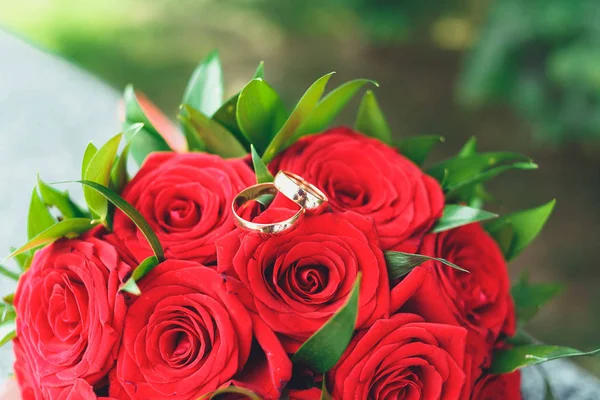 Bir buket gül gelin mermer bir kutu üzerindeki altın alyans