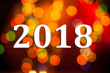 Yeni yıl arka plan ile 2018 yazıt. Metin ve turuncu bokeh ile fotoğraf