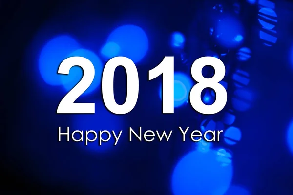 Resumen Fondo de Año Nuevo con la inscripción 2018 Feliz año nuevo. Foto con texto y bokeh azul — Foto de Stock