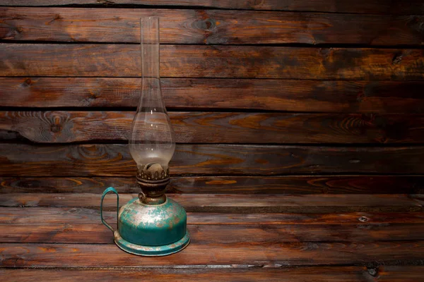 木製の背景に古いレトロな石油灯油ランプ — ストック写真