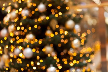 Sarı ışıklar bir ağaç Garland. Noel arka plan bulanık, bokeh soyut. Parlayan ışık Ampüller