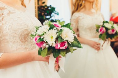 Güzel gelin buketi holding beyaz gelinlik