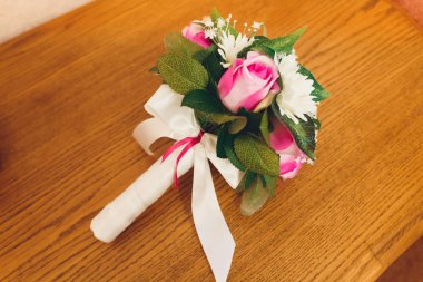 Ahşap arka plan üzerinde güzel gelin buketi