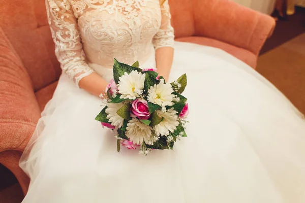 Beautiful bride in white wedding dress holding bouquet — Stock Photo, Image