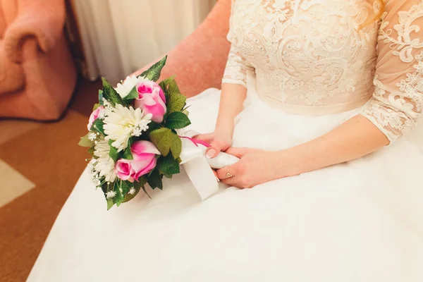 Cantik pengantin dalam gaun pengantin putih memegang karangan bunga — Stok Foto