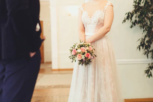 Прекрасная Невеста Белом Свадебном Платье Букетом — стоковое фото