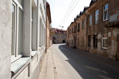 Dar Avrupa Sokağı boş. Açık güneşli bir günde zemin ve binalar üzerinde kaldırım taşları ile eski sokak.