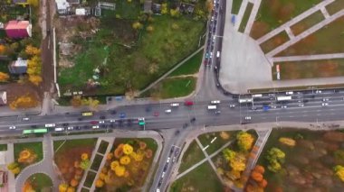 Yoğun bir kavşağın o gün harekete geçme zamanı. Yukarıdan bak. Trafik ışıklarında ve yoldan geçen yayalardaki trafik kameraları hareket halindedir.