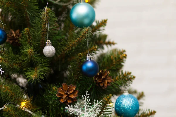 Toplar ve çelenklerle süslenmiş güzel yeşil Noel ağacı. Yakın plan fotoğraf. — Stok fotoğraf