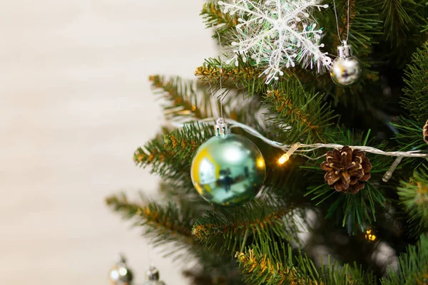 Toplar ve çelenklerle süslenmiş güzel yeşil Noel ağacı. Yakın plan fotoğraf. — Stok fotoğraf