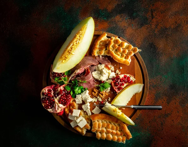 Fancy kött och cheeseboard med frukt som förrätt — Stockfoto