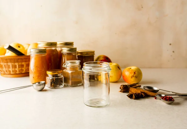 Świeży domowy mus jabłkowy w szklanych słoikach, składniki na stole kuchennym — Zdjęcie stockowe