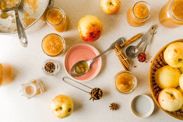 Compota de manzana fresca casera en frascos de vidrio, plato, utensilios, ingredientes en la mesa de la cocina —  Fotos de Stock