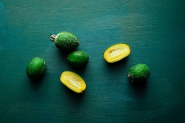 Turkuaz renkli arka planda taze yeşil feijoa meyveleri